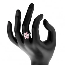 Prsten zdobený broušenými zrnky růžové barvy, dva kulaté čiré zirkony