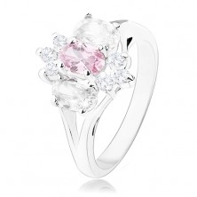 Blýskavý prsten ve stříbrném odstínu, rozdělená ramena, růžovo-čirý květ