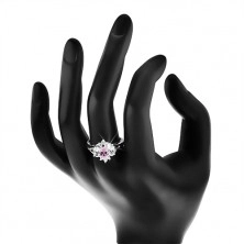 Blýskavý prsten ve stříbrném odstínu, rozdělená ramena, růžovo-čirý květ