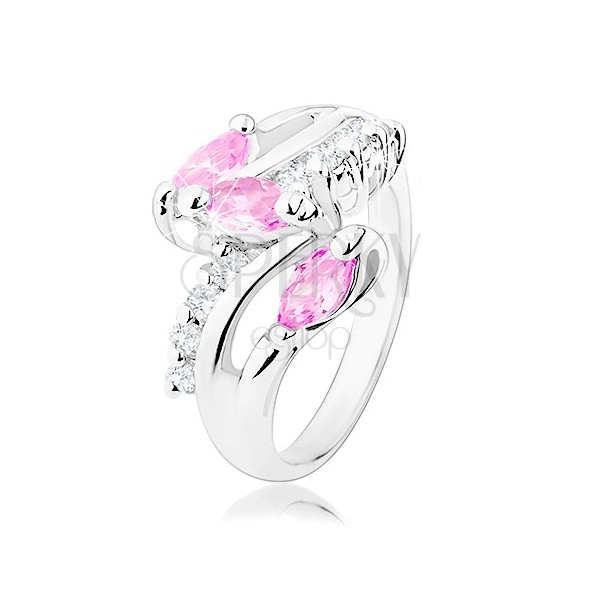 Prsten ve stříbrném odstínu, čiré zirkonové linie, růžová broušená zrníčka
