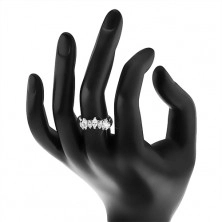 Prsten ve stříbrné barvě, čirá zirkonová zrnka, lesklá ramena