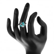 Třpytivý prsten stříbrné barvy, zvlněná linie, tři ovály akvamarínové barvy