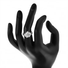 Prsten ve stříbrné barvě, rozdělená ramena, zrnkovité a kulaté čiré zirkony