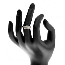 Třpytivý prsten zdobený zirkonovými liniemi čiré a světle oranžové barvy