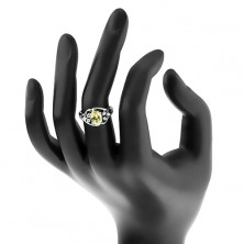 Prsten ve stříbrné barvě, asymetrické linie, světle zelený ovál, čiré zirkonky