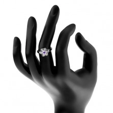 Prsten stříbrné barvy, čirý blýskavý kvítek se světle fialovým středem