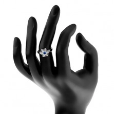 Prsten ve stříbrném odstínu, čirý kvítek s tmavě modrým zirkonem