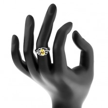 Prsten stříbrné barvy, velký žlutý oválný zirkon, asymetrické linie
