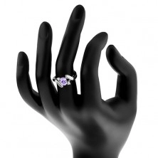 Prsten ve stříbrném odstínu, zvlněná ramena se zářezem, barevný ovál