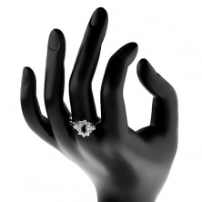 Lesklý prsten stříbrné barvy, černý zirkonový ovál s lemem čiré barvy