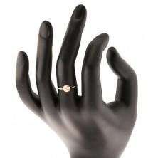 Zlatý prsten 585 - tenká lesklá ramena, kruh vykládaný čirými zirkony