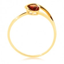 Prsten ze žlutého 14K zlata - červené granátové srdíčko, asymetrická ramena