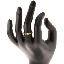 Zlatý prsten 585 - zvlněná zirkonová ramena, vystupující čirý zirkon