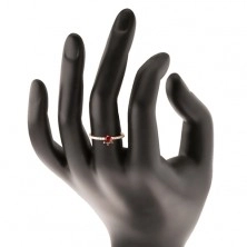 Prsten ze žlutého 14K zlata - vyvýšený červený granát, čiré zirkonové linie