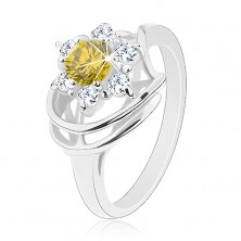 Lesklý prsten ve stříbrném odstínu, kulatý žlutozelený zirkon, čiré zirkony