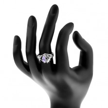 Prsten ve stříbrném odstínu, světle fialový zirkon, hladké oblouky, čiré zirkony