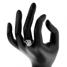 Prsten stříbrné barvy, čiré broušené zrnko v zirkonové obrubě