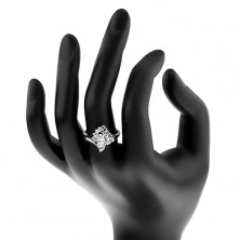 Lesklý prsten ve stříbrné barvě, zahnutá ramena, čiré zirkony