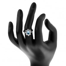 Prsten ve stříbrné barvě, světle modrý oválný zirkon, čiré zirkonové lupínky