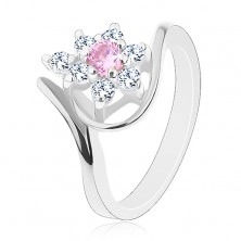Lesklý prsten ve stříbrném odstínu, zahnutá ramena, růžovo-čirý kvítek