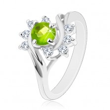 Lesklý prsten se stříbrnou barvou, oblouky z čirých zirkonů, světle zelený zirkon