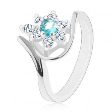 Prsten stříbrné barvy, zářivý čirý květ se světle modrým středem, oblouky
