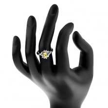 Lesklý prsten se žlutým oválným zirkonem, stříbrná barva, čiré zirkonky
