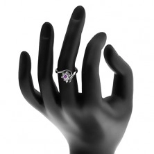Prsten ve stříbrné barvě, asymetrická ramena, fialovo-čirý zirkonový květ