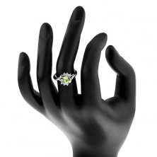 Prsten ve stříbrném odstínu, oválný světle zelený zirkon, oblouky, čiré zirkonky