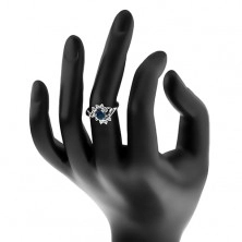 Prsten ve stříbrném odstínu, zvlněná ramena, tmavomodrý zirkon, čiré oblouky