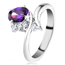 Prsten ve stříbrném odstínu, úzká zahnutá ramena, fialový broušený ovál