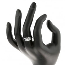 Blýskavý prsten ve stříbrné barvě, broušené čiré zirkony, rozdělená ramena