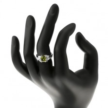 Prsten ve stříbrném odstínu, obdélníkový zirkon v zelené barvě, čiré zirkonky