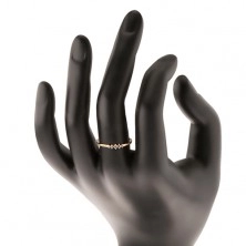 Zlatý prsten 585 - pás třpytivých čirých zirkonků, vroubkovaná ramena