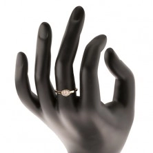Zlatý prsten 585 - oválný čirý zirkon lemovaný kulatými zirkonky