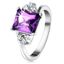 Lesklý prsten se stříbrnou barvou, obdélníkový fialový zirkon, drobné zirkonky 