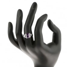 Lesklý prsten se stříbrnou barvou, obdélníkový fialový zirkon, drobné zirkonky 