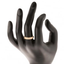 Zlatý prsten 585 - širší pás vykládaný třemi liniemi čirých zirkonků