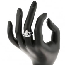 Blýskavý prsten, rozvětvená ramena ve stříbrném odstínu, čirý zirkonový květ