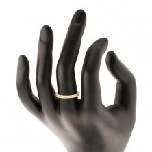 Zlatý prsten 585 - čirý zirkonový pás s vyvýšeným vroubkovaným lemem