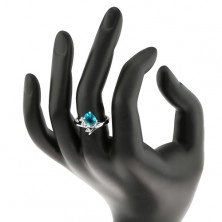 Lesklý prsten ve stříbrné barvě, oválný akvamarínový zirkon, úzká ramena