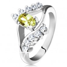 Lesklý prsten ve stříbrné barvě, hladké a zirkonové linie, světle zelený ovál