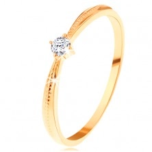 Zásnubní prsten ve žlutém 14K zlatě - kulatý čirý zirkon, vroubky na ramenech