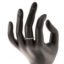 Zásnubní prsten ve žlutém 14K zlatě - kulatý čirý zirkon, vroubky na ramenech