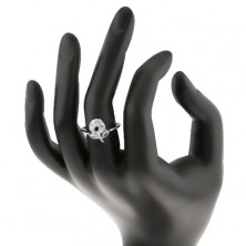 Prsten ve stříbrné barvě, kvítek z černých a čirých zirkonů, lesklé lístečky