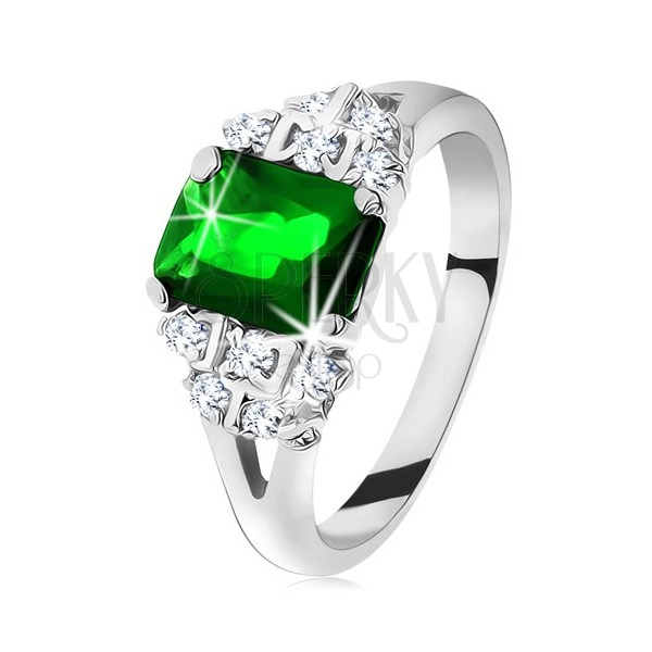 Blýskavý prsten ve stříbrné barvě, smaragdově zelený zirkon, rozdělená ramena
