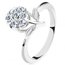 Prsten ve stříbrném odstínu, úzká ramena, třpytivý zirkonový květ čiré barvy