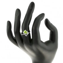 Prsten se zahnutými rameny, broušené zirkony ve světle zelené a čiré barvě