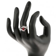 Blýskavý prsten se stříbrným odstínem, červený broušený ovál, čiré zirkonky