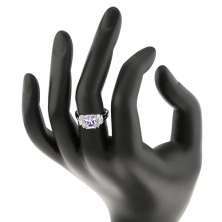 Prsten ve stříbrném odstínu s rozvětvenými rameny, světle fialový zirkon
